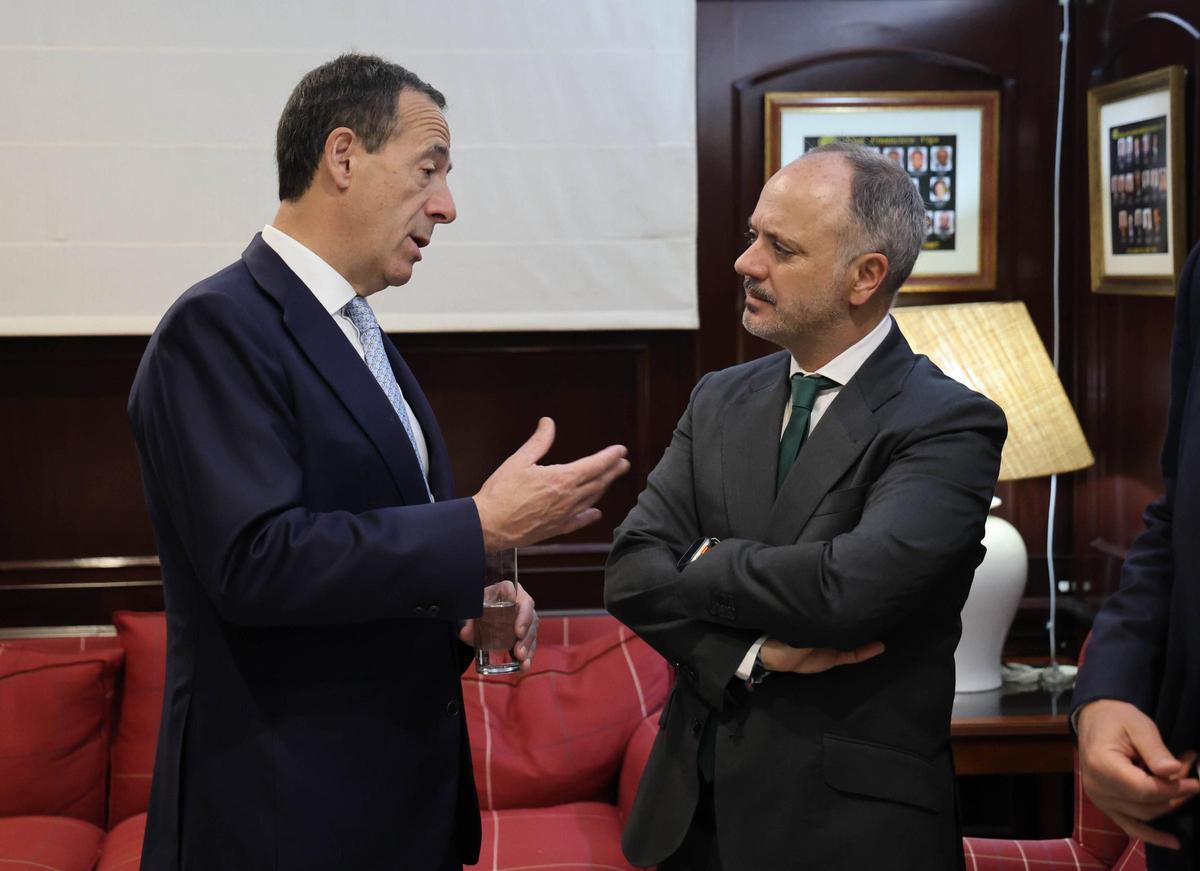 Gonzalo Gortázar charla con el delegado de Zona Franca, David Regades-