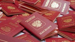 Ciutadans ucraïnesos reben els primers passaports russos