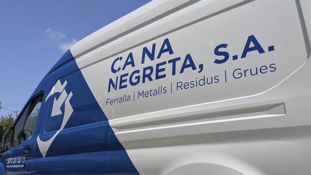 Una de las furgonetas de Ca na Negreta S.A., una empresa con más de 40 años de historia. | CA NA NEGRETA S.A.