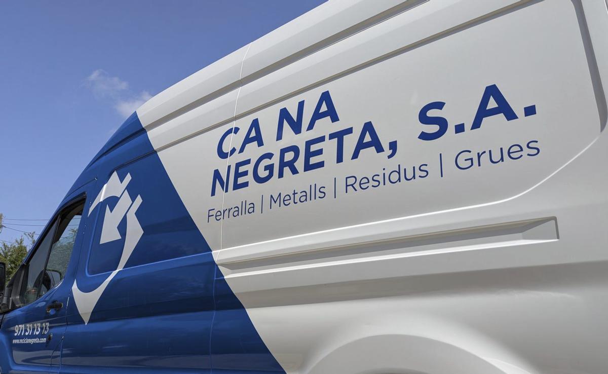 Una de las furgonetas de Ca na Negreta S.A., una empresa con más de 40 años de historia. | CA NA NEGRETA S.A.