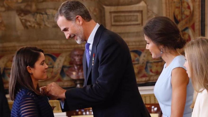 Raquel Serrano recibe la medalla de manos de Felipe VI.