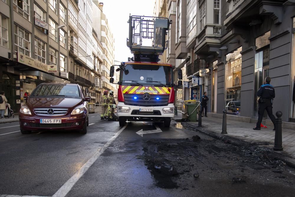 Un coche arde en la plaza de Pontevedra