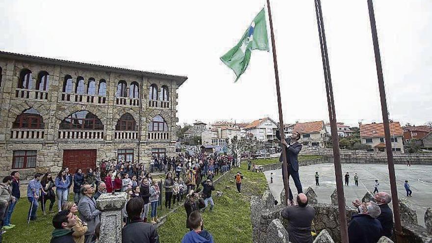 Izado de la bandera verde de Adeac, ayer, en el CPI de Panxón. // A. I.