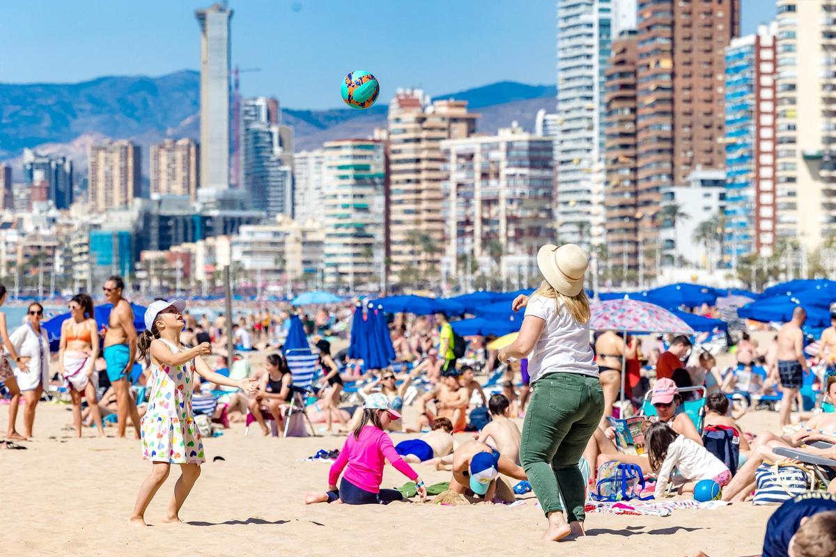 Llegada masiva de turistas el Jueves Santo a Benidorm