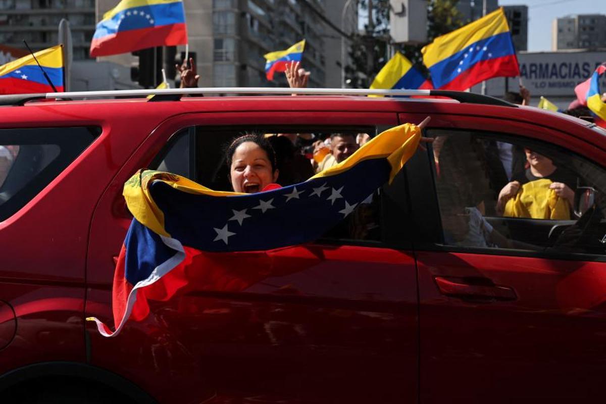 Los venezolanos residentes en Chile celebran en Santiago el 3 de enero de 2026, tras la captura del líder venezolano Nicolás Maduro por fuerzas estadounidenses, luego de un “ataque a gran escala” en Venezuela. La administración Trump declaró el 3 de diciembre que Maduro y su esposa, capturados, enfrentarán “toda la fuerza de la justicia estadounidense” por cargos de drogas y terrorismo.