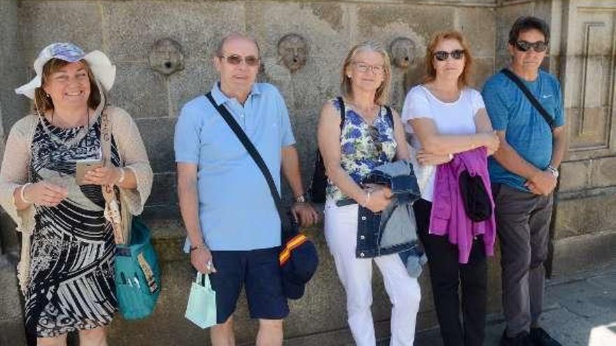 Un grupo de turistas descansa en la fuente de la Peregrina. // R.V.