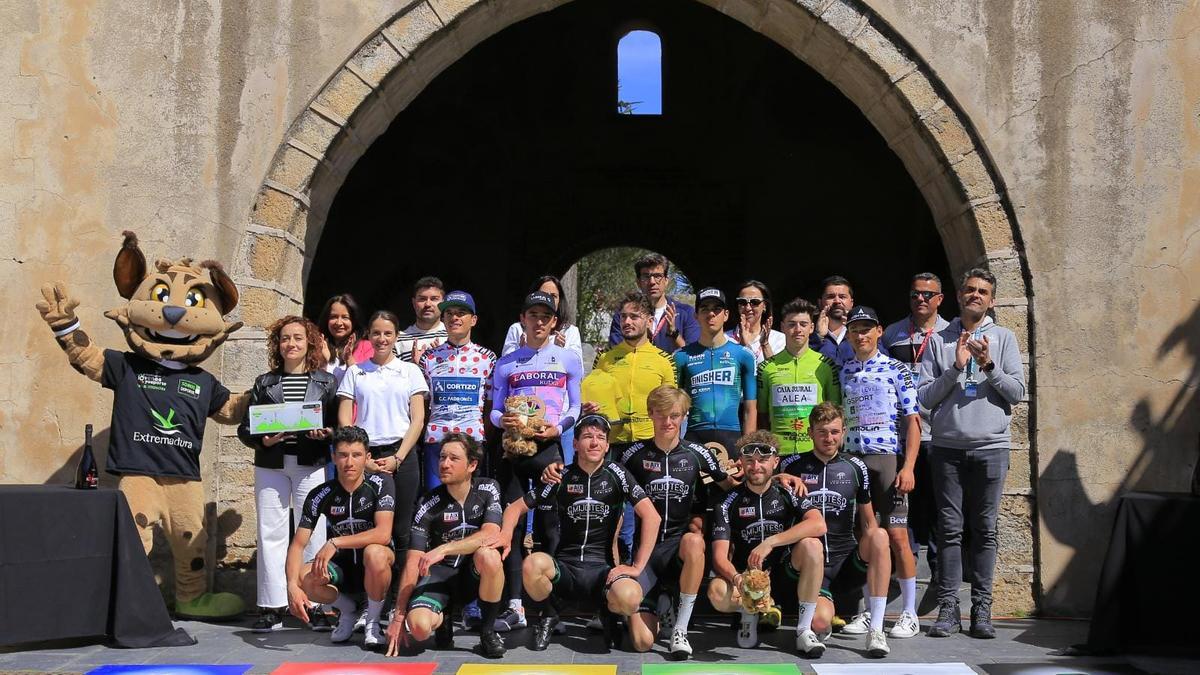 Podium final. Los ganadores de la Vuelta Ciclista a Extremadura en sus diferentes categorías.