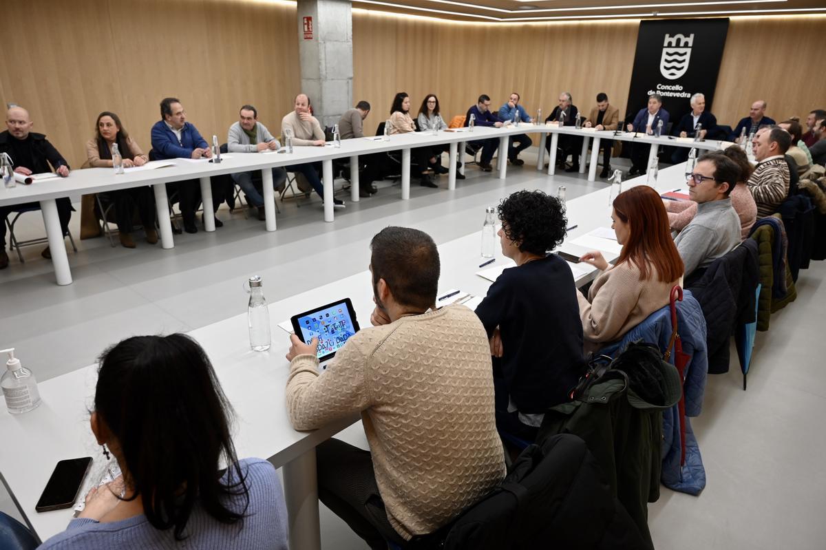 La reunión de ayer en el Concello de Pontevedra, con representantes de 20 municipios del área sanitaria.