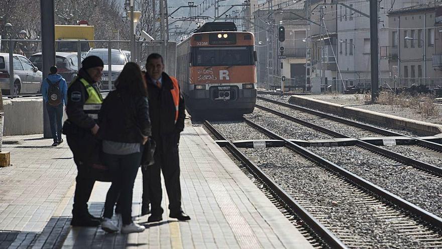 Un tren procedent de Barcelona arribant a l&#039;estació de Renfe de Sant Vicenç de Castellet