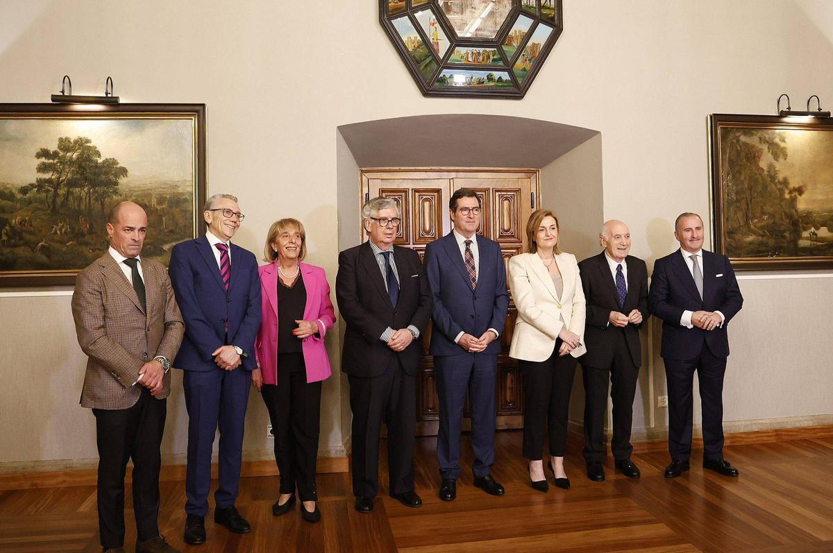 Garamendi, en el centro, flanqueado por Juan Manuel Vieites y Elena Rivo