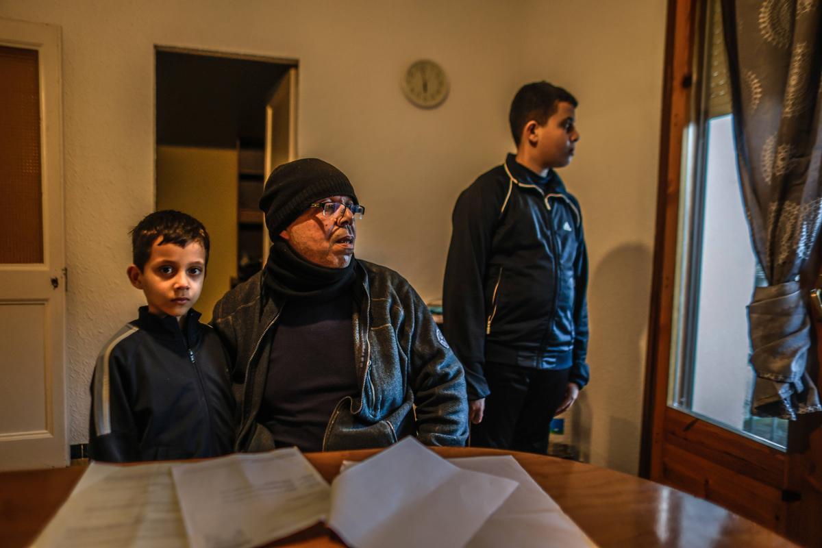 Mohamed Katbach y sus hijos Ayman y Abdelghaforu, en su piso en Ripoll donde llevan casi dos meses esperando para empadronarse.