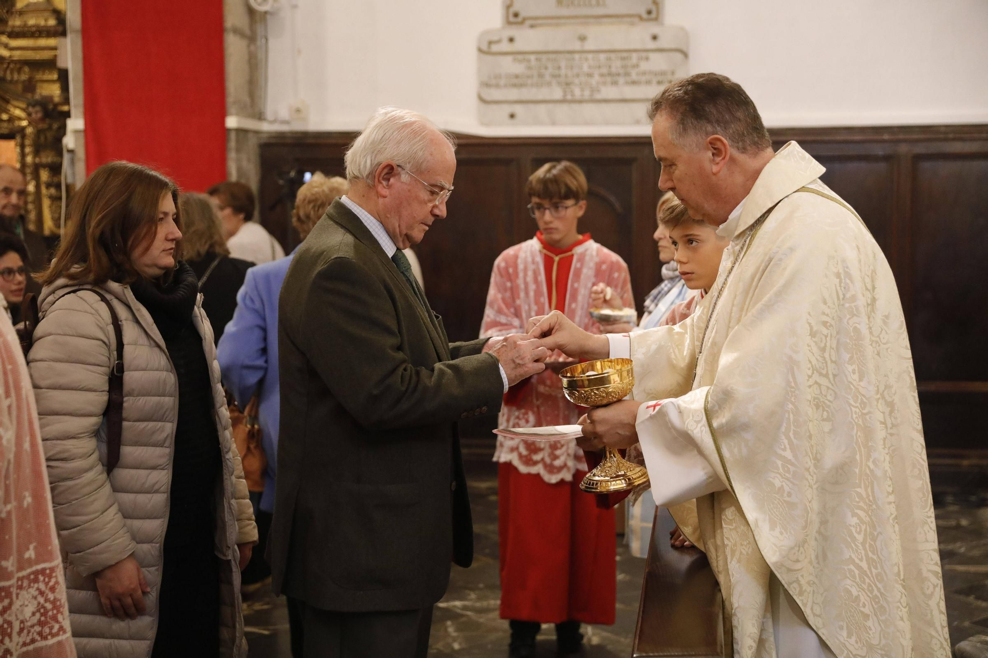 El cardenal Ángel Fernández Artime oficia la primera misa cardenalicia de Gozón en el día de Todos los Santos en la parroquia de Santa María de Luanco