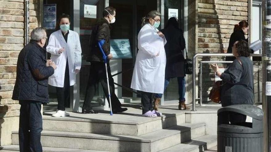 Atención de pacientes en la entrada del ambulatorio Virgen Peregrina. // Rafa Vázquez