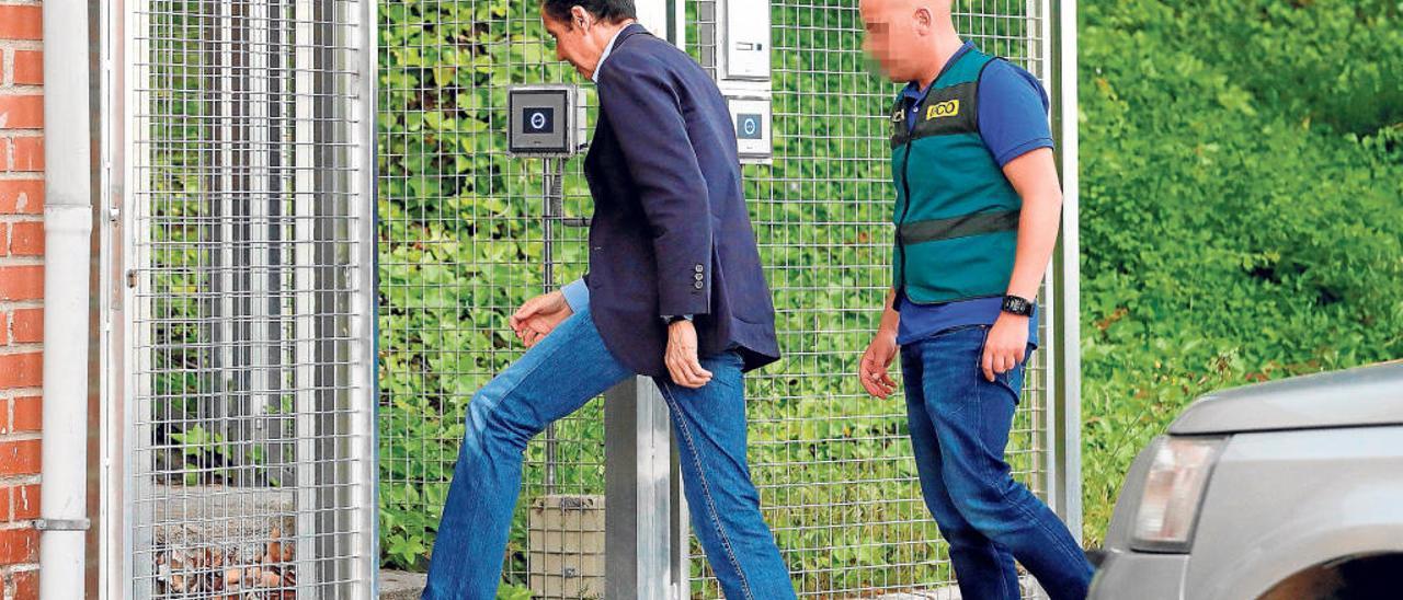 Eduardo Zaplana entrando en la comandancia de la Guardia Civil de Tres Cantos en Madrid en una imagen tomada durante la noche del pasado miércoles.