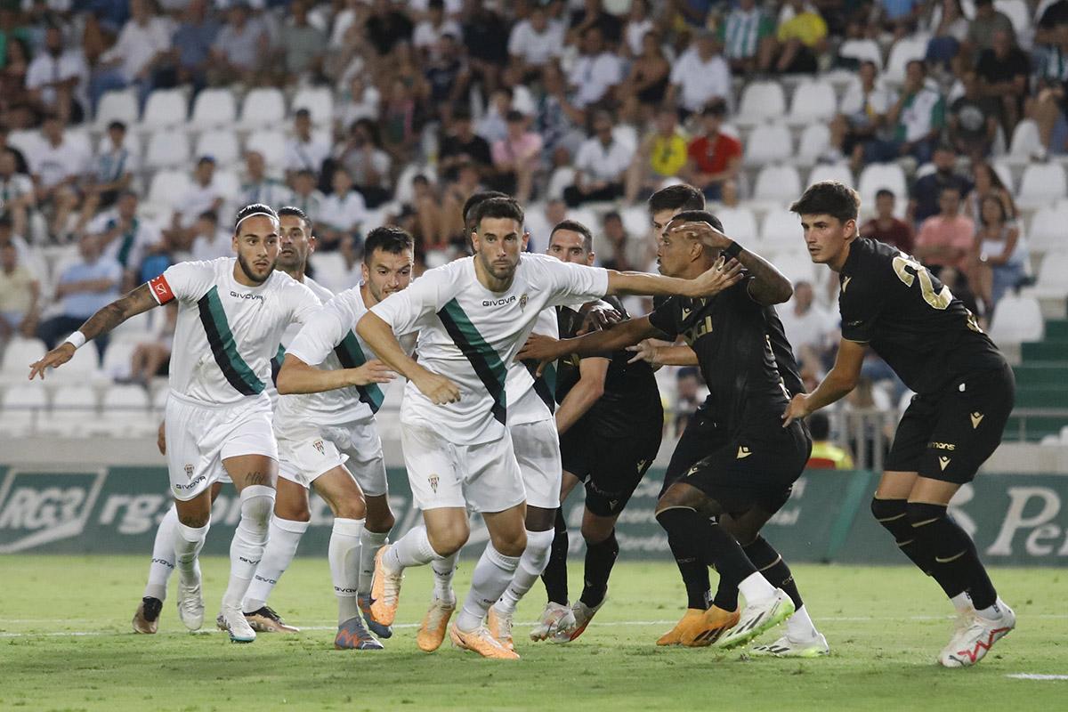 El Córdoba CF - Cádiz del Trofeo Puertas de Córdoba, en imágenes