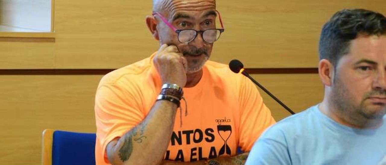 Javier Carro, con gafas, en un pleno del Concello. // G.N.