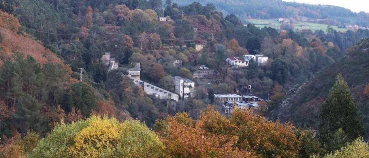 Panorámica de las antiguas minas de Fontao, con edificaciones al fondo. // Bernabé/Gutier