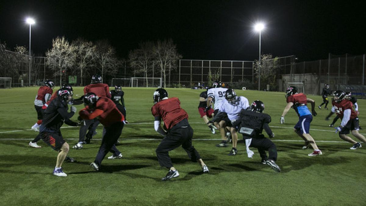 El 'quarterback' John White (centro) dirige una jugada casi como un técnico más.