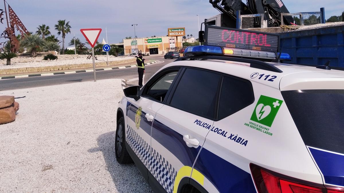 Control de la Policía Local de Xàbia en la entrada al municipio