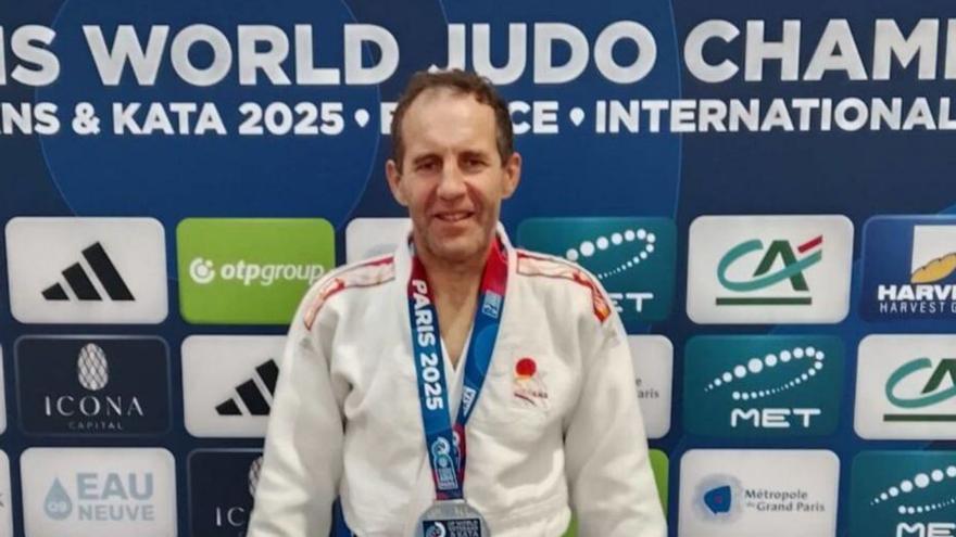 Raúl García, con la medalla de plata del Mundial de París.  |