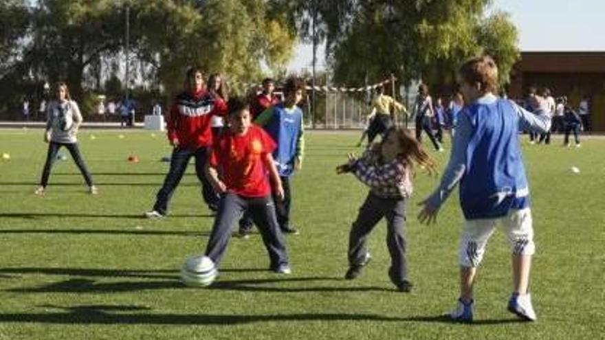 Unos alumnos juegan en Picanya al colpbol.