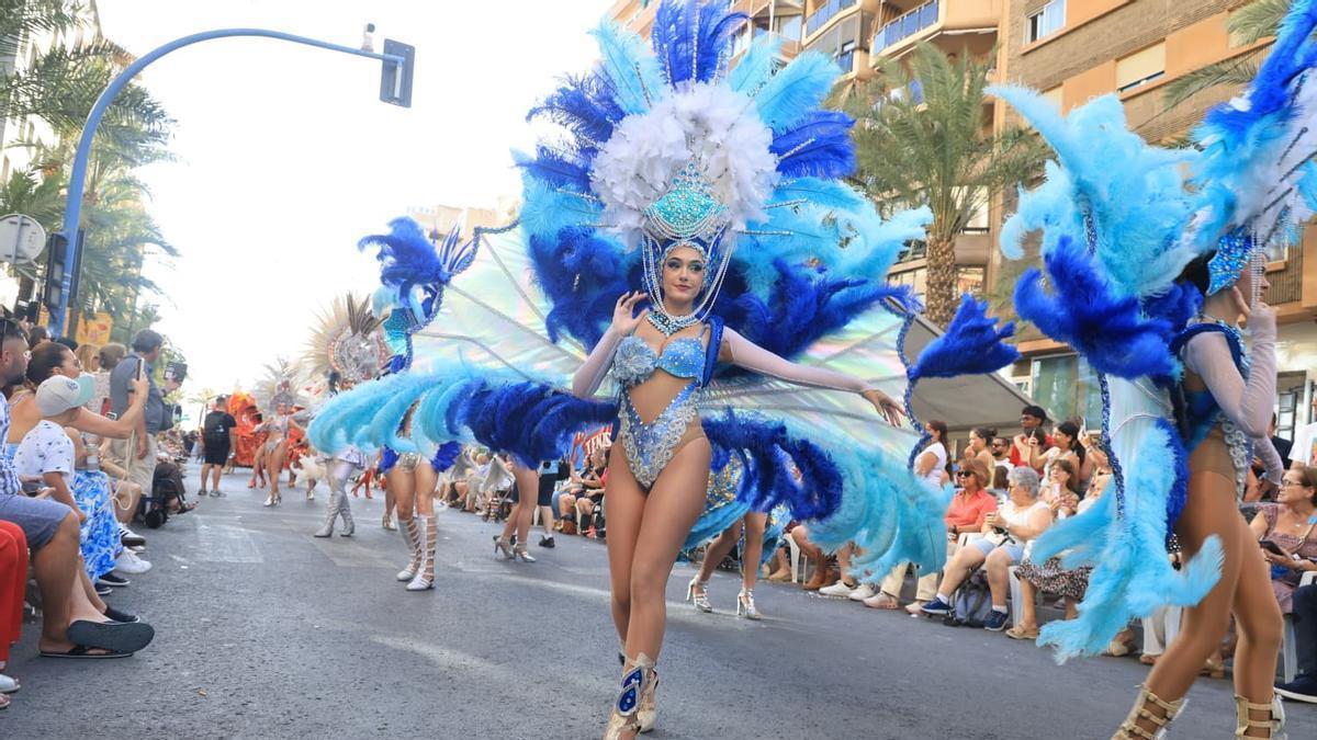 El Alicante más multicultural se luce en el Desfile Folclórico de las Hogueras