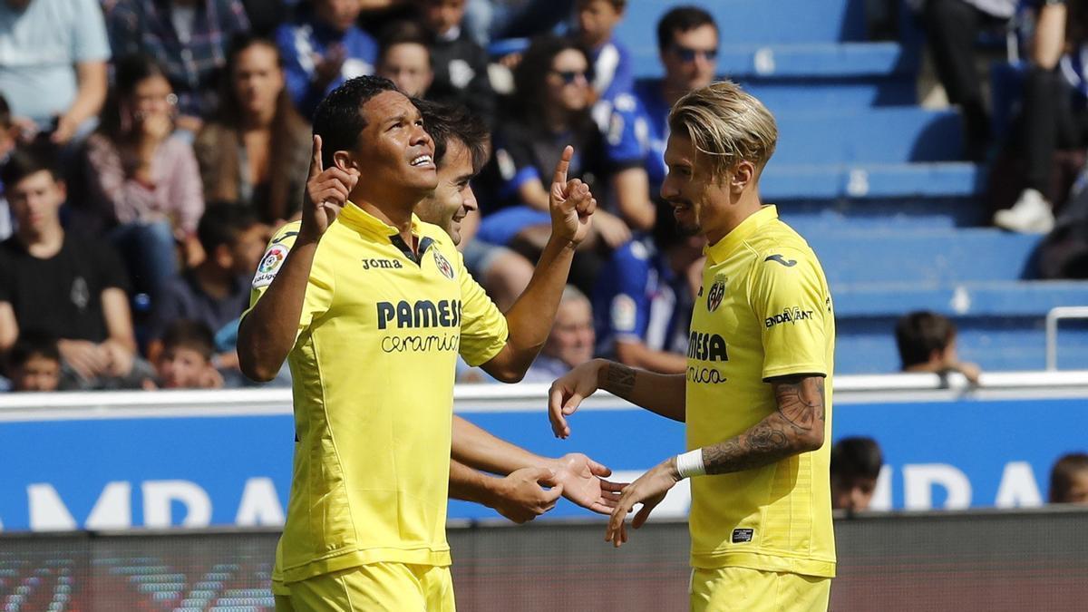 Carlos Bacca celebra un gol en Vitoria del Villarreal ante el Alavés.