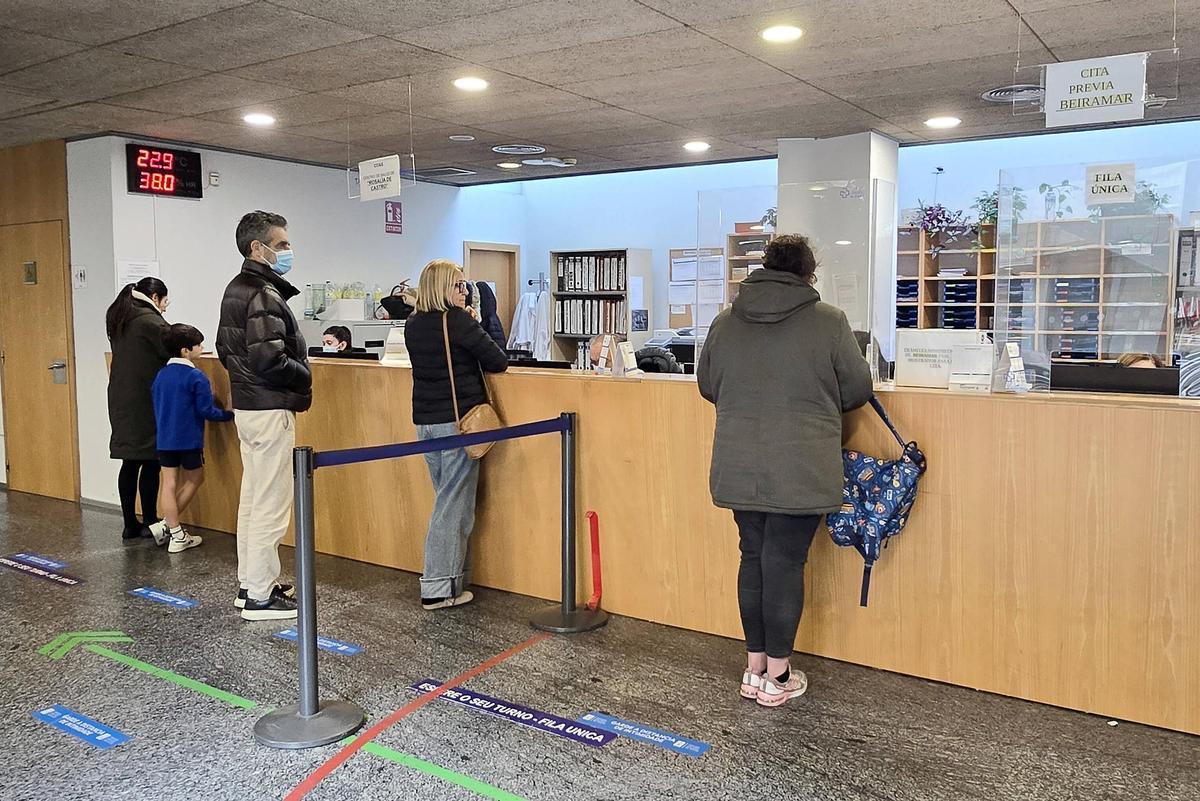 Pacientes piden cita en un centro de salud.