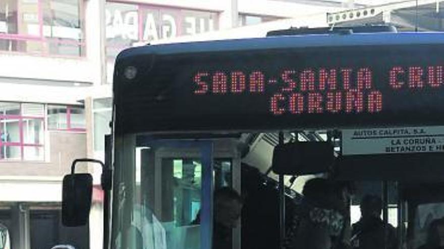 Un viajero sube a un autobús interurbano en la estación. / eduardo vicente