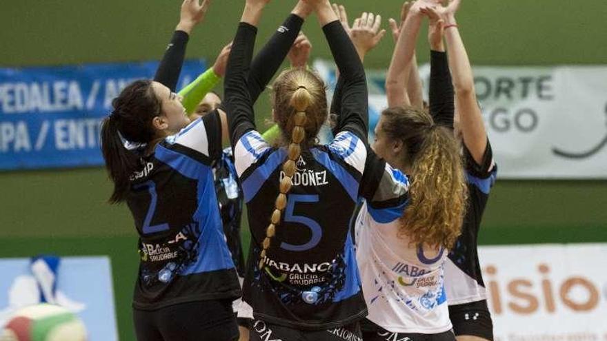 Las jugadoras del Zalaeta celebran un punto.