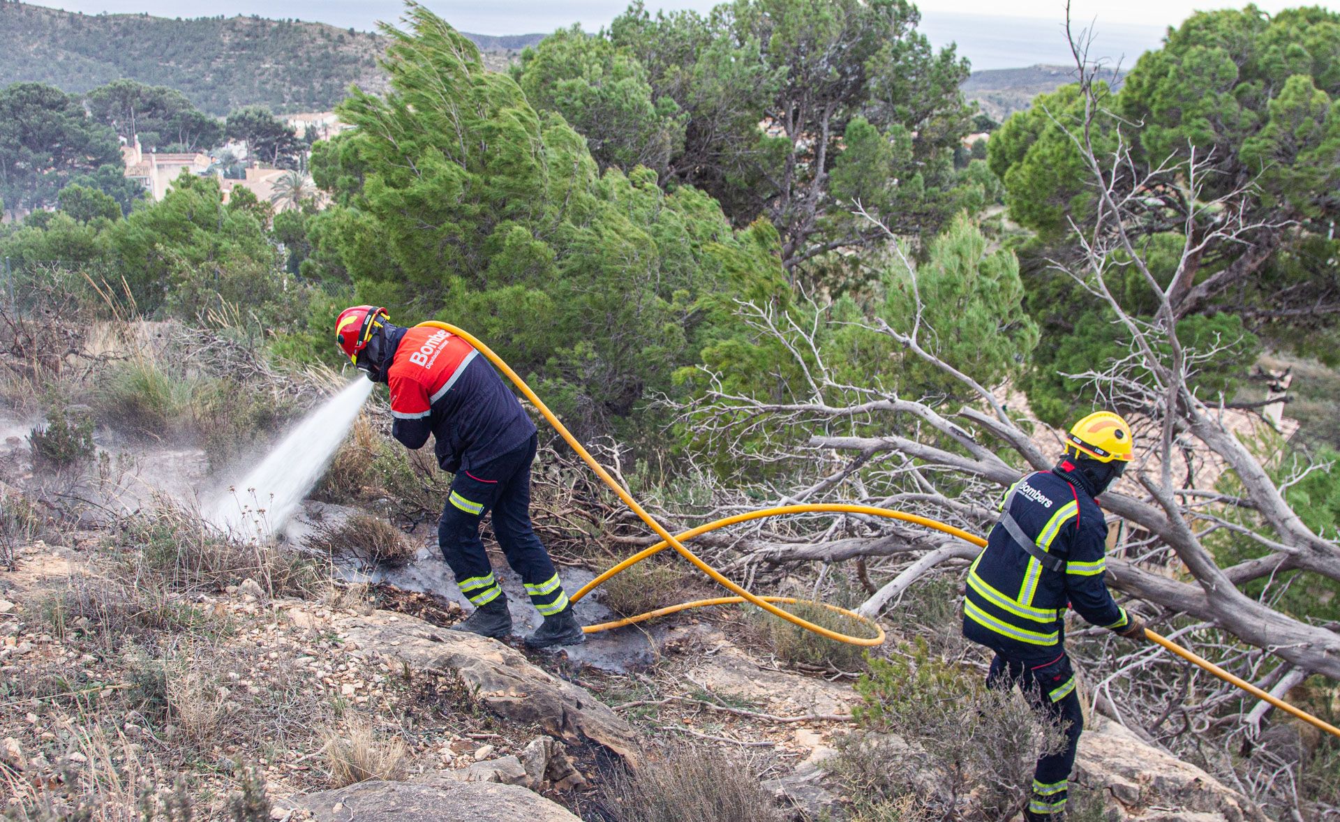 Decenas de vecinos desalojados por el incendio de Aigües