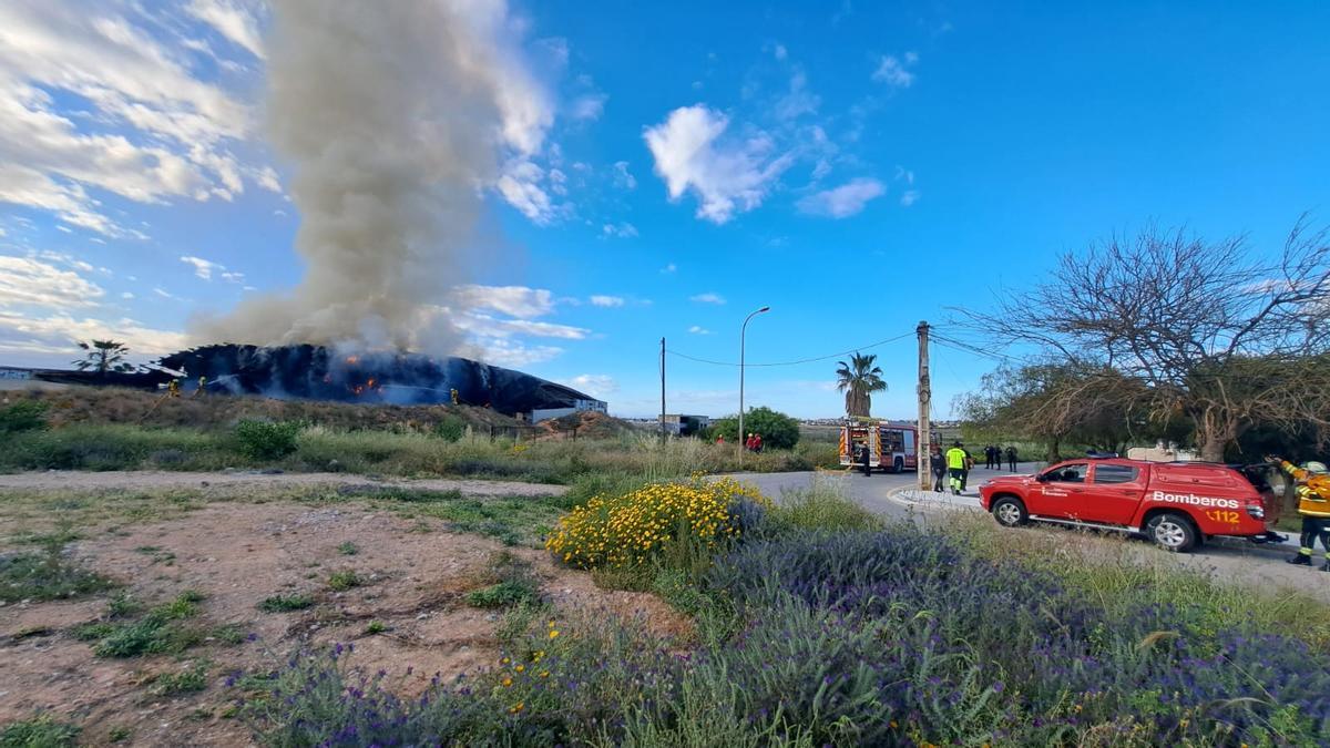 Labores de extinción por parte de los bomberos
