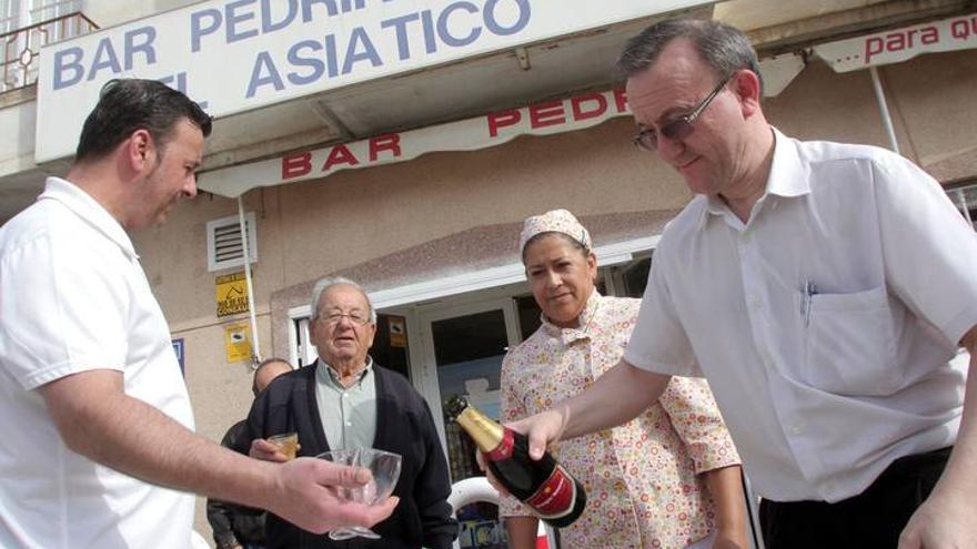 El Bar Pedrín de El Albujón celebra su suerte en la Lotería de Navidad