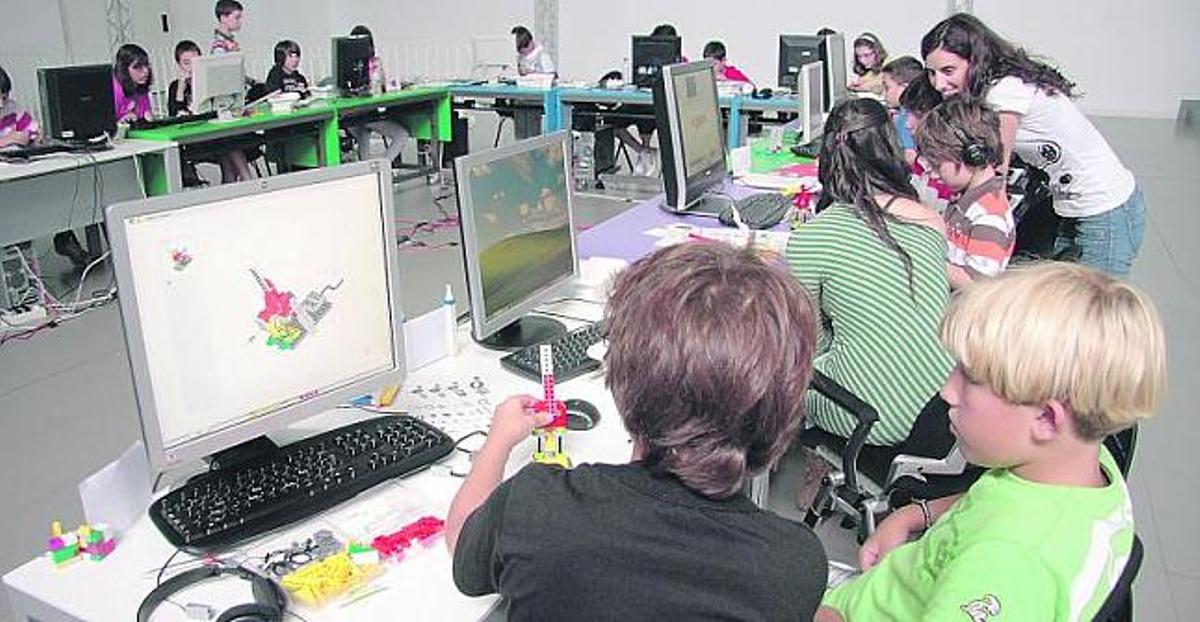 Los escolares, en el taller de la Laboral. / juan plaza