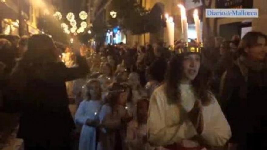 Lucía-Fest mit Kerzenkranz und "Hallelujah" in Palma