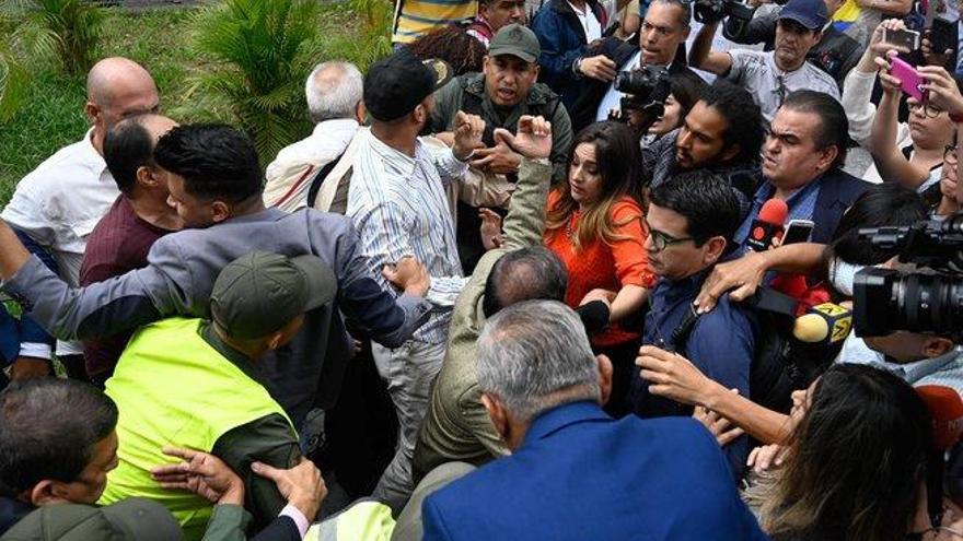 La prensa venezolana rompe el cerco policial e ingresa por la fuerza al Parlamento