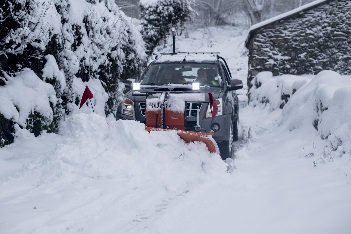 SAN XOÁN DE RÍO (OURENSE), 18/01/2023.- Una máquina quitanieves trabaja para retirar la nieve en una carretera en la localidad de en San Xoán de Río (Ourense), este miércoles. Un total de 1.378 han sido los incidentes contabilizados en Galicia desde el día 16, inicio del temporal, hasta lo que va de la jornada de este miércoles, en todos los casos a causa de los efectos del viento, la nieve y la lluvia. EFE/ Brais Lorenzo