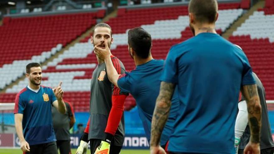 Los jugadores de la selección bromean con De Gea durante el entrenamiento de ayer en Kazán.