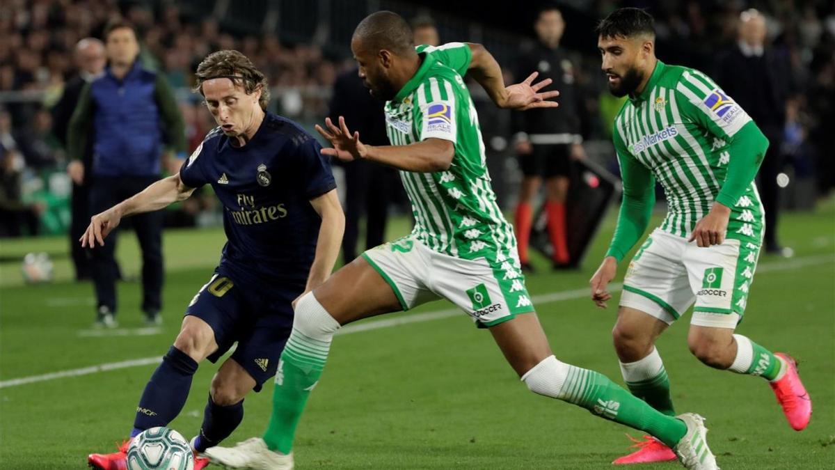 Sidnei lucha con el croata Modric durante el Betis-Real Madrid del 2020