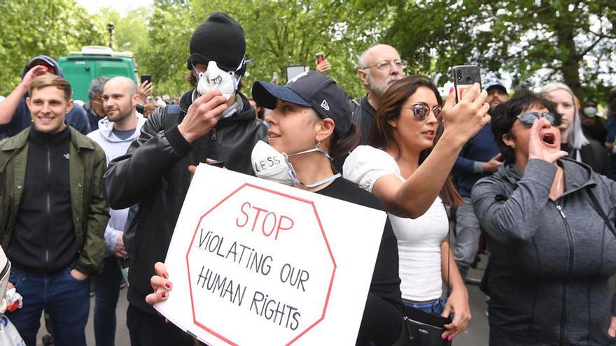 Manifestación en contra de las reglas de confinamiento en Hyde Park, Londres.