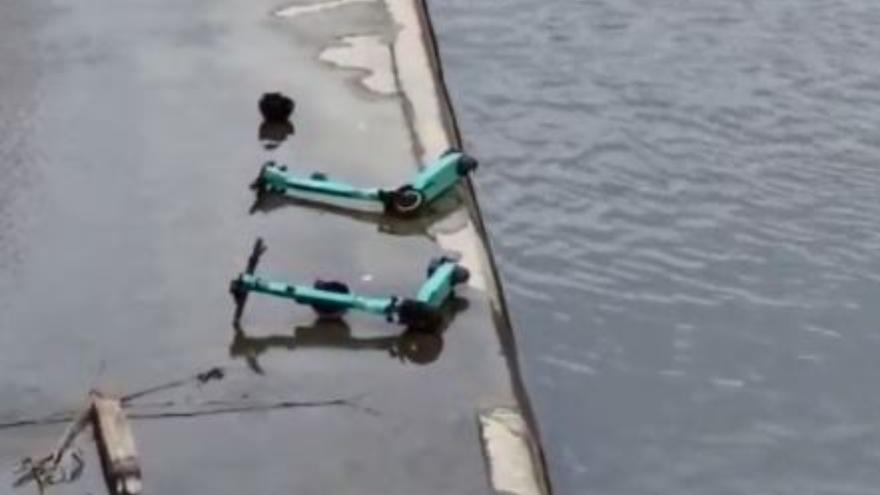 Polémica por dos patinetes eléctricos tirados en el cauce del río Segura en Orihuela