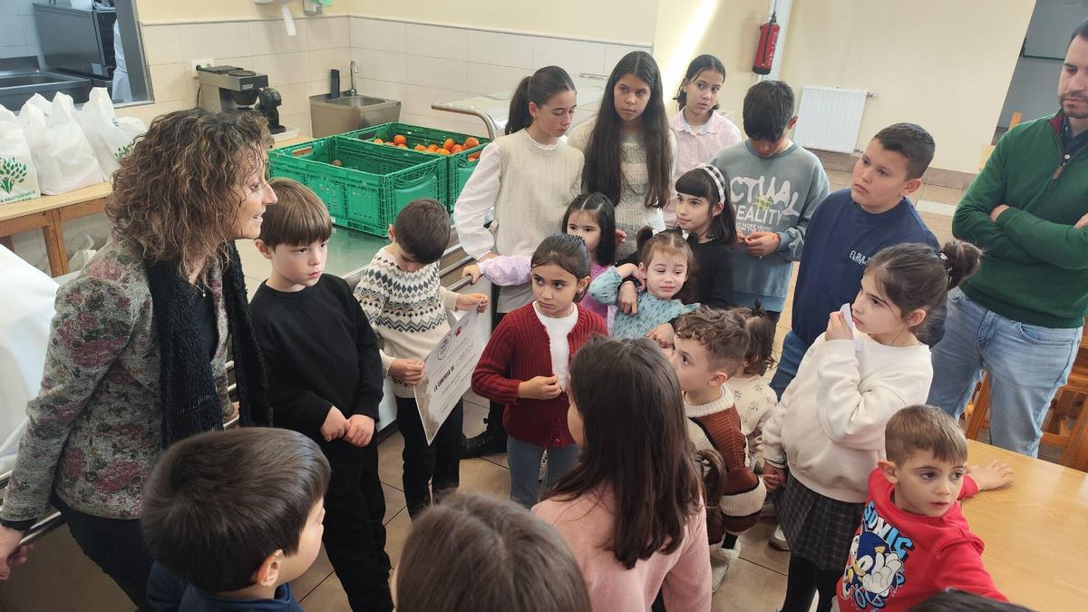 Entrega recaudación colegio de Ujo a Amicos con consejera Eva Ledo