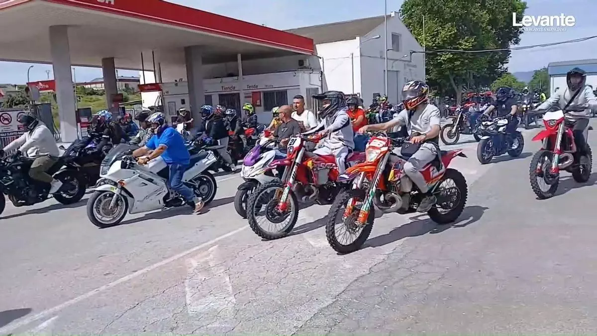 "Siempre te llevaremos en el corazón": Cientos de motos rugen en la Pobla del Duc para homenajear a Raúl 'Panete', el motorista fallecido en el Genovés