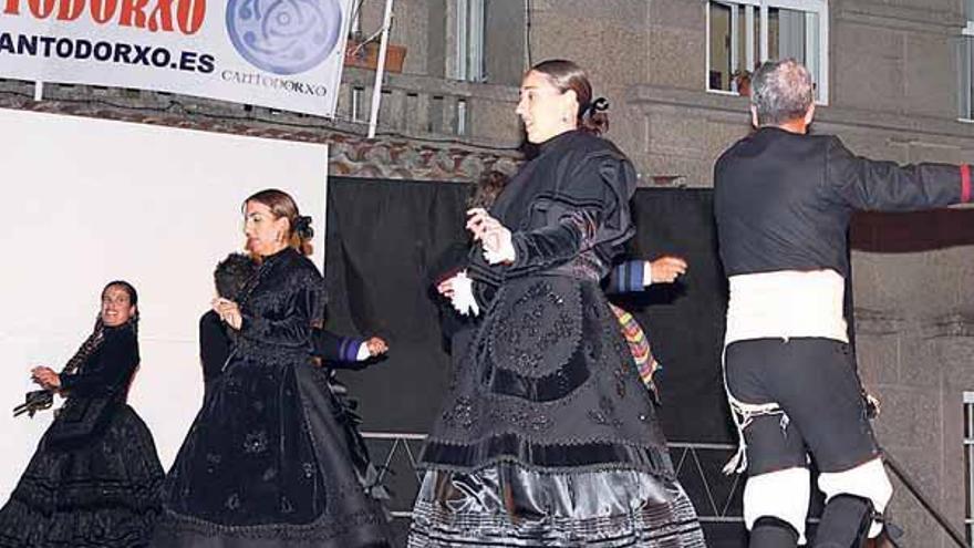 Un momento de la actuación del grupo de baile tradicional Cantodorxo.