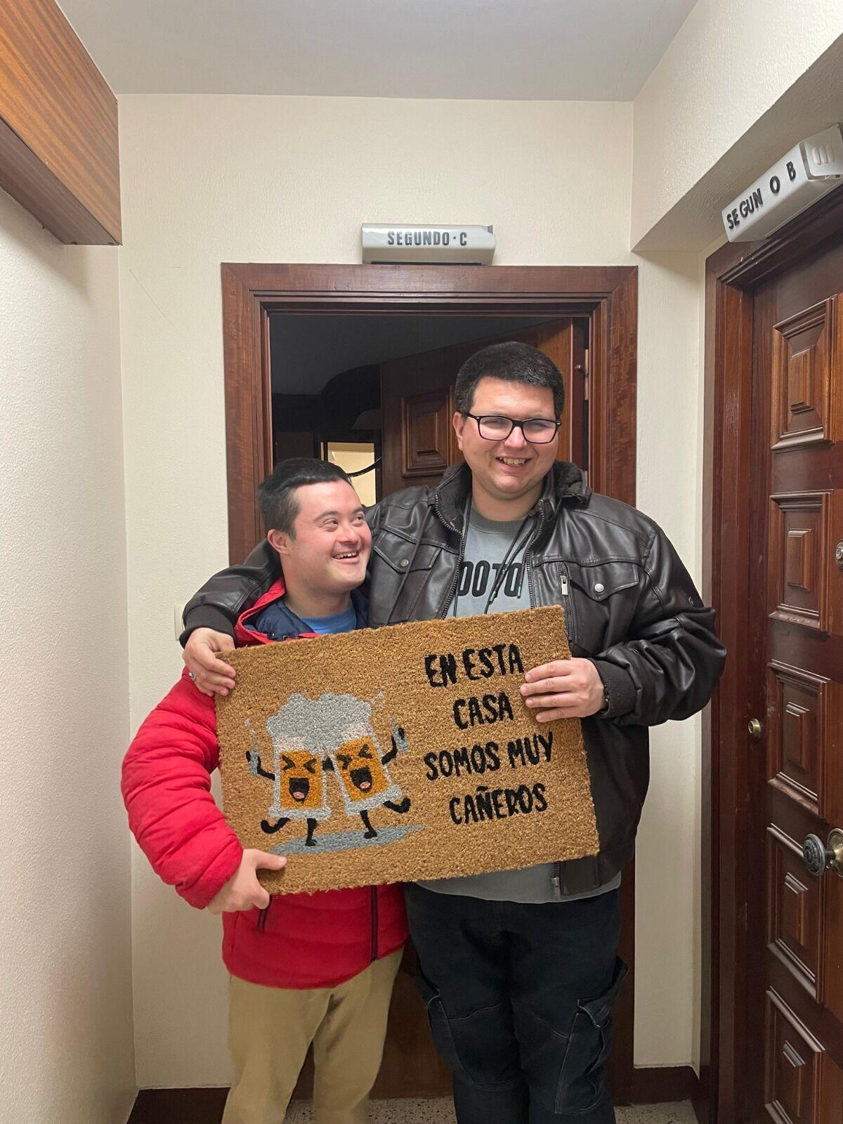 Pedro y José Manuel en su nuevo piso de alquiler