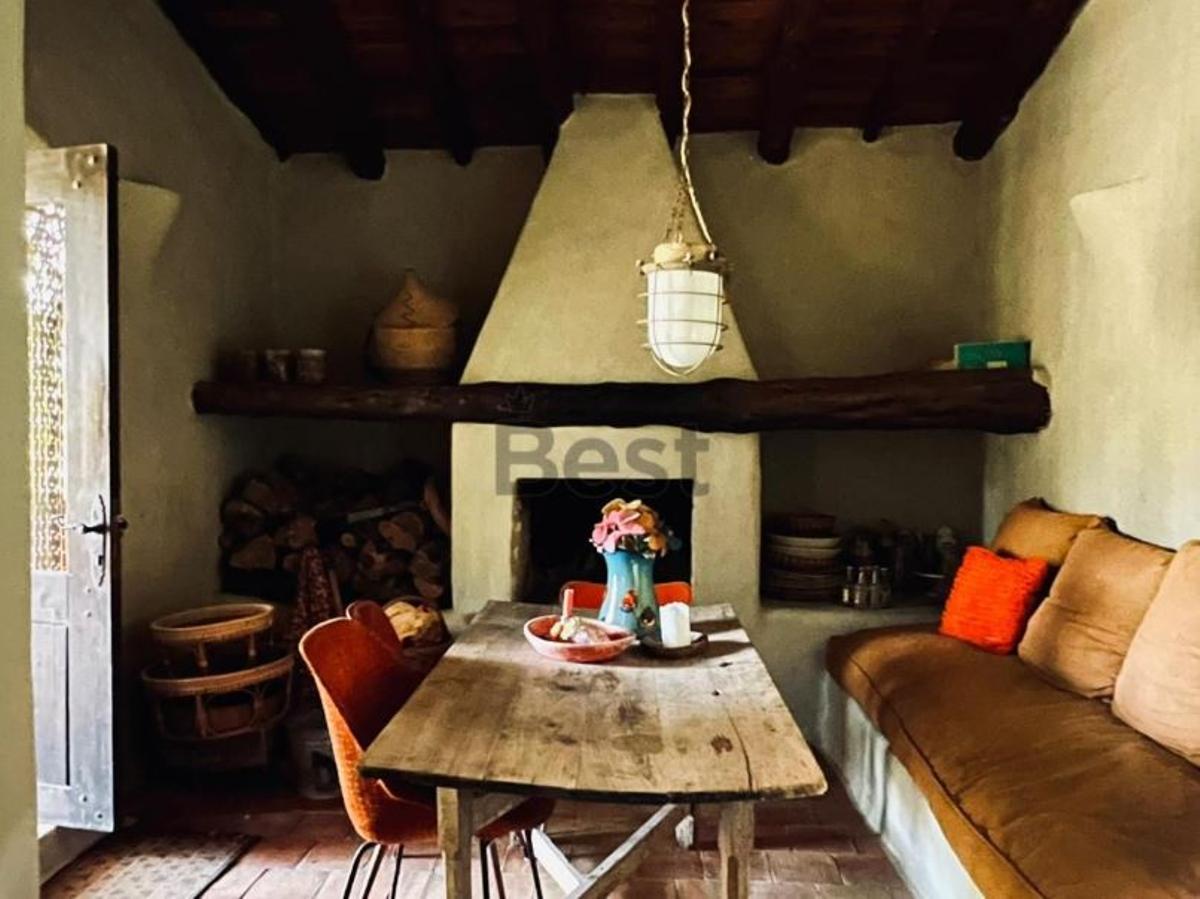 Salón con chimenea en la vivienda principal