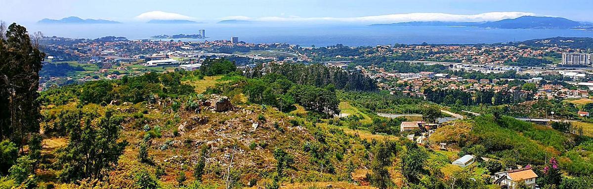 Maruxento. Este auténtico balcón de Vigo se encuentra en la parroquia de Matamá. El mirador del parque forestal do Maruxento permite ver toda la morfología de la ciudad más grande de Galicia, que contiene de todo en su interior. El Vigo rural de las parroquias, la industria con el protagonismo de la antigua PSA –hoy Stellantis– a la derecha y el núcleo urbano concentrado hacia la costa. El monte veciaal de Matamá cuenta con 16,5 hectáreas y es el más próximo la zona urbana. La zona fue afectada por los incendios de 2017, y se plantaron más de 10.000 ejemplares de árboles y arbustos autóctonos. El área recreativa cuenta con mesas y parrillas habilitadas por la comunidade de montes de vecinos.