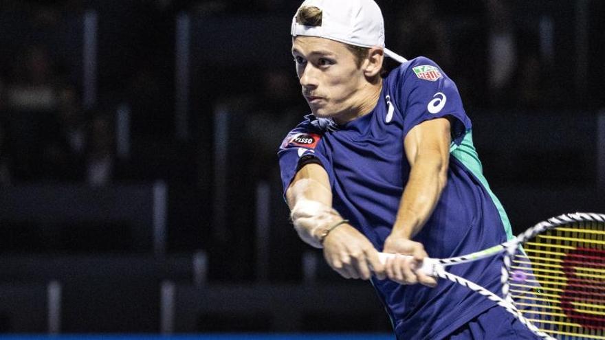 De Minaur prepara el revés hoy ante el alemán Struff