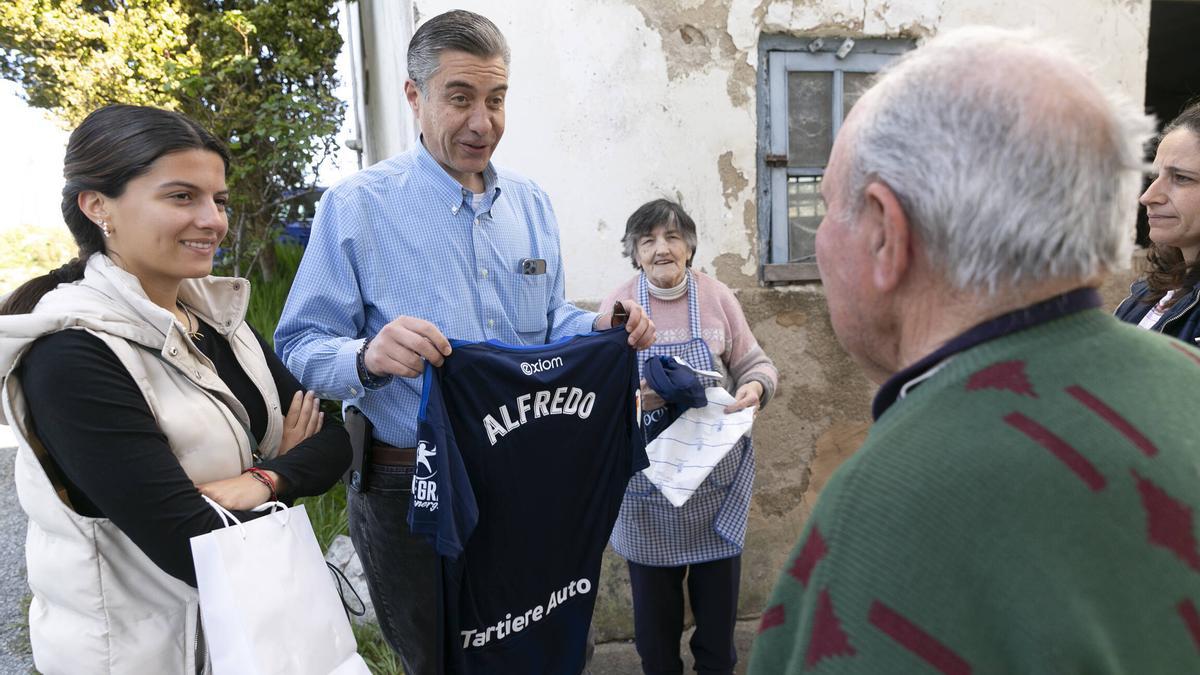 "Pero bueno, ¿esto qué ye?": la sorpresa más emotiva del Oviedo a un matrimonio de Valdés que perdió todo por los incendios