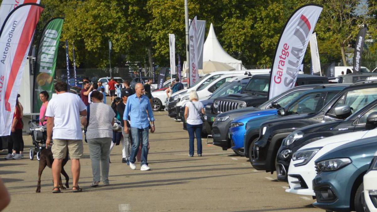 Visitants i vehicles a la dinovena edició de la FiraVO de Figueres.